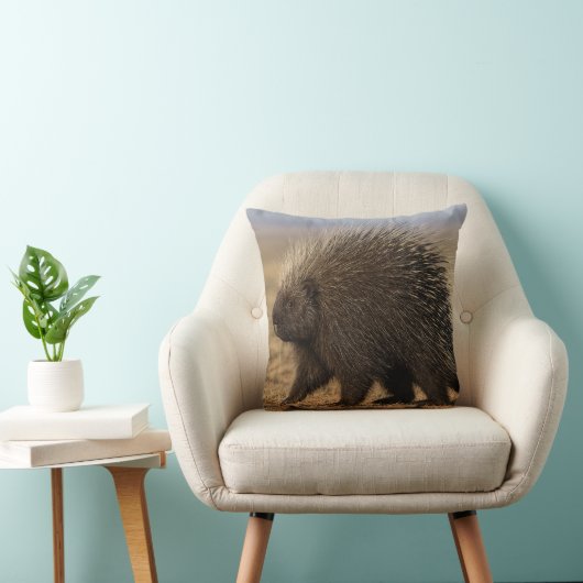 Dog vs. Porcupine throw pillow Kussen (Stoel)