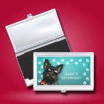 Dog Walker Paw Prints Visitekaarthouder<br><div class="desc">Deze visitekaartjes houder,  gepersonaliseerd met jouw naam,  heeft een schattige zwarte miniatuurschnauzer op fel turquoise met een witte pootafdruk. Leuk als cadeau of een geweldige manier om je eigen visitekaartjes te dragen.</div>