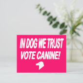 Dog We vertrouwen op Stemhond met Witte Tekst Brie Briefkaart (Staand voorkant)