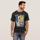 DOGE aan het Moon Crypto Coin Dog-thema T-shirt (Voorkant volledig)