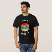 Dogecoin Just Hodl It Retro Design T-shirt (Voorkant volledig)