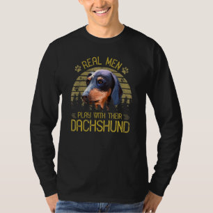 Dogs 365 Echte Mannen spelen met hun teckel T-shirt