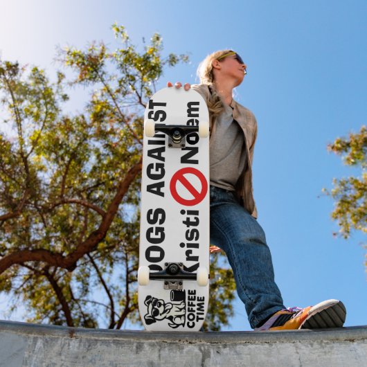 Dogs Against Kristi Noem Skateboard (Buiten 1)