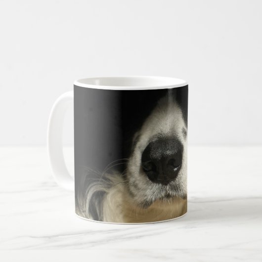 Dog's neus dicht bij koffiemok (Voorkant links)