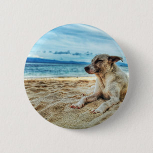 Dog's Relaxing Day op de Beach, Ocean Sand & Sun Ronde Button 5,7 Cm