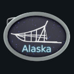 Dogsled Gesp<br><div class="desc">Een wit silhouet van een doorgesluisd op een stervelachtergrond. De tekst die "Alaska"leest verschijnt in gloeiend blauw en wit.</div>