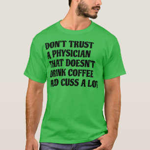 Dokter die koffie Drink, geeft veel T-shirt