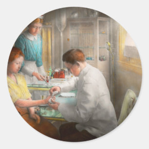 Dokter - Eerste hulp toepassen - 1917 Ronde Sticker