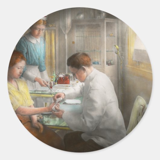 Dokter - Eerste hulp toepassen - 1917 Ronde Sticker (Voorkant)