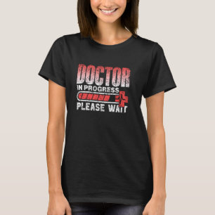 Dokter in uitvoering Wacht alstublieft op Med Scho T-shirt