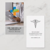 Dokter kijkt over patiëntenkaarten visitekaartje (Voorkant / Achterkant)