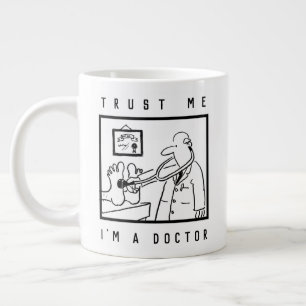 Dokter met stethoscoop die voeten controleert grote koffiekop