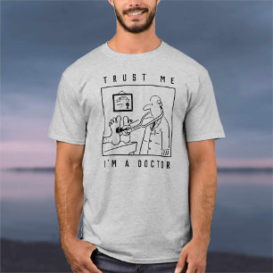 Dokter met stethoscoop die voeten controleert t-shirt