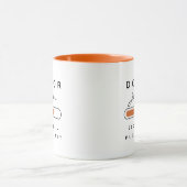DOKTER [Naam] Oranje en Wit aan het Laden Mok (Midden)