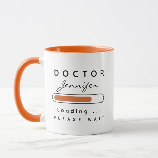 DOKTER [Naam] Oranje en Wit aan het Laden Mok (Links)