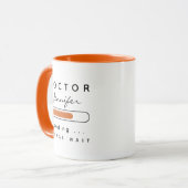 DOKTER [Naam] Oranje en Wit aan het Laden Mok (Voorkant links)