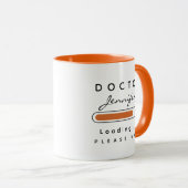 DOKTER [Naam] Oranje en Wit aan het Laden Mok (Voorkant rechts)