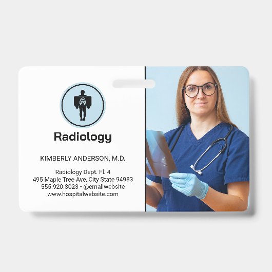 Dokter onderzoekt röntgenfoto badge (Voorzijde)