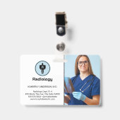 Dokter onderzoekt röntgenfoto badge (Voorzijde met clip)