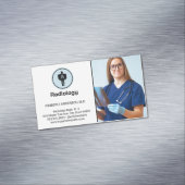 Dokter onderzoekt röntgenfoto magnetisch visitekaartje (Voorbeeld)