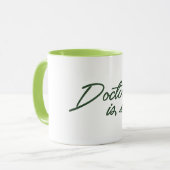 Dokter zit in medische woordspeling grappige mok (Voorkant links)