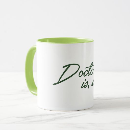 Dokter zit in medische woordspeling grappige mok (Voorkant links)