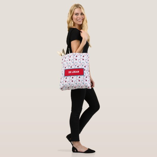 Doktersnaam aangepaste stethoscoop medisch cadeau tote bag (Op model)