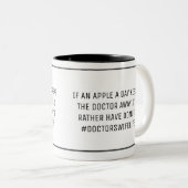 Doktersvrouw Grappige appel per dag Tweekleurige Koffiemok (Voorkant rechts)