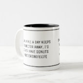 Doktersvrouw Grappige appel per dag Tweekleurige Koffiemok (Voorkant links)