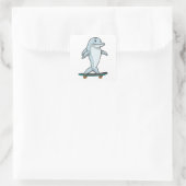 Dolfijn als Skater met skateboard Vierkante Sticker (Tas)