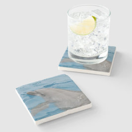 Dolfijn die door rustig blauw water zweeft stenen onderzetter