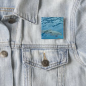 Dolfijn glijdt onder blauwe water vierkante button 5,1 cm (In situ)