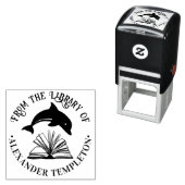 Dolfijn springt over Open Boek Bibliotheeknaam Zelfinktende Stempel (In situ)