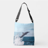 Dolfijn springt uit de oceaan crossbody tas (Voorkant)