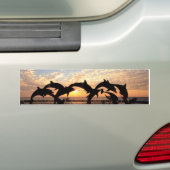 Dolfijn springt uit het water bij zonsondergang bumpersticker (Op auto)