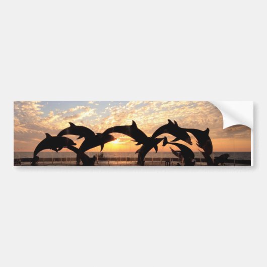 Dolfijn springt uit het water bij zonsondergang bumpersticker (Voorkant)