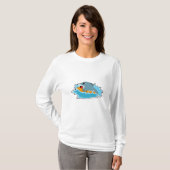 Dolfijnen bij surfen met surfboard t-shirt (Voorkant volledig)
