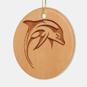 Dolfijnsilhouet gegraveerd op houtafbeelding keramisch ornament (Links)