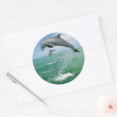 Dolfine in het wild springen en spelen ronde sticker (Envelop)