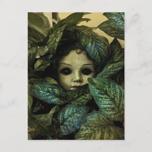 Doll Head in Plants Briefkaart (Voorkant)