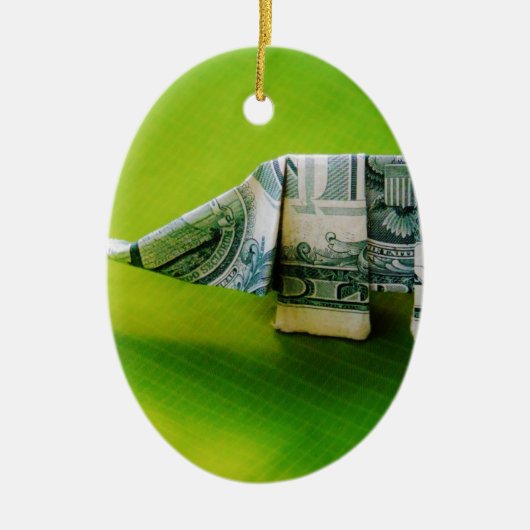 Dollar bill origami Elephant on Green background Keramisch Ornament (Voorkant)