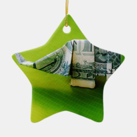 Dollar bill origami Elephant on Green background Keramisch Ornament (Voorkant)