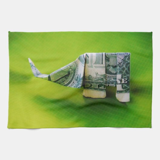 Dollar bill origami Elephant on Green background Theedoek (Horizontaal)