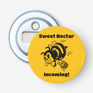 Dolle Bij Zoete Nectar Komt Er Aan! Emmers Cartoon Button Flesopener