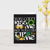 Dollige Ierse St. Patrick's Day serveerster Rtende Kaart (Gele Bloem)