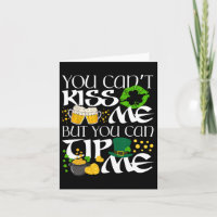 Dollige Ierse St. Patrick's Day serveerster Rtende