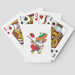 Dollige vrouw die clown loopt pokerkaarten