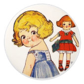 Dolly Dingle maakt een poppenpapierpop Keramische Knop (Voorkant)