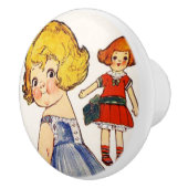 Dolly Dingle maakt een poppenpapierpop Keramische Knop (Rechts)