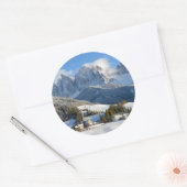 Dolomieten dorp in de winter rond de sticker (Envelop)